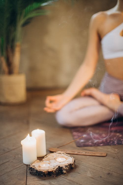 Mulher praticando meditação guiada para ansiedade